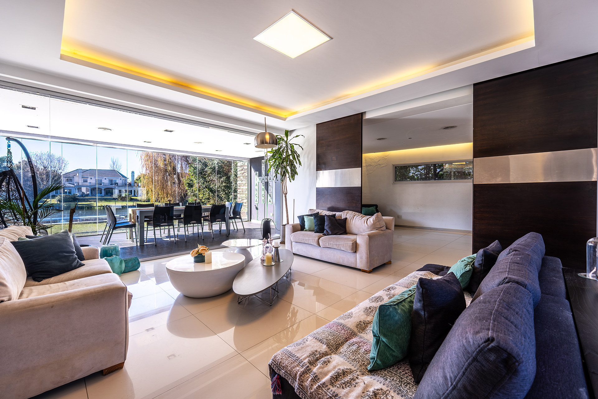 Interior — Living comedor