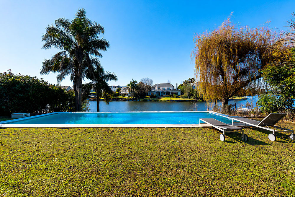 Exterior — Jardín y pileta climatizada